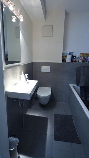 Exklusive 4-Zimmer +Energie Wohnung mit Fußbodenheiz/-kühlung und sehr geringen Energiekosten – Gäste WC mit Badewanne