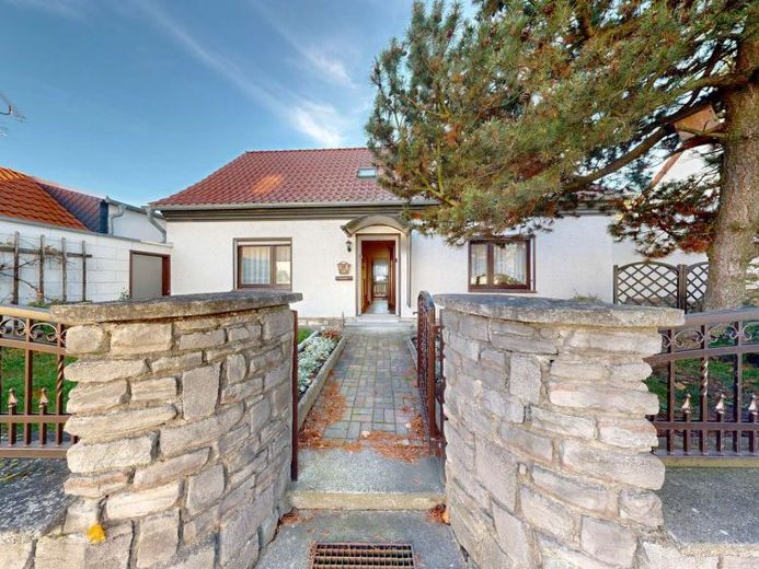 450 € Kredittilgung Einfamilienhaus mit Balkon, Kamin & Nebengebäude – ruhig & zentral gelegen – Foto 1