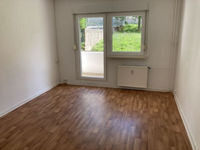 Ihr neues Familienglück: Modernisierte Erdgeschosswohnung mit Balkon und Top-Lage. – Foto 1