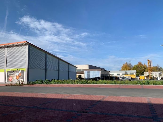 An Hauptverkehrsader zwischen Oberkotzau und Hof: Neubau-Gewerbefläche zu vermieten ca. 1.011 m² – Foto 1