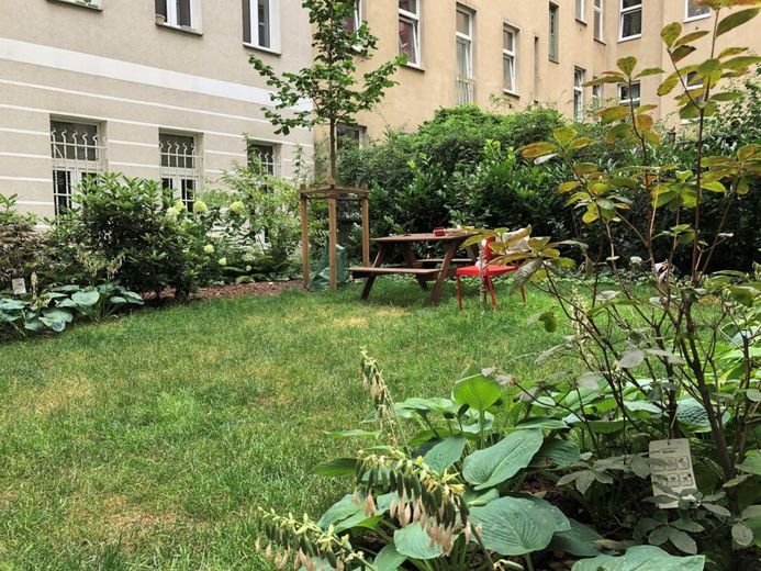 Provisionsfrei: 111 m² Altbau-Kapitalanlage mit 2 Südbalkonen, Helmholtz-Kiez Prenzlauer Berg – Innenhof