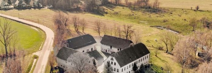Historischer 4-Seitenhof mit großem Grundstück bei Mittweida zu verkaufen.