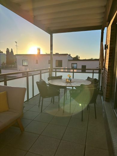 Traumwohnung mit exklusiver Einbauküche und großzügigem Balkon. – Balkon 