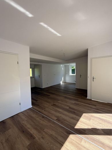 Frisch saniertes Einfamilienhaus mit Kaminofen auf 634qm Grundstück - provisionsfrei – Wohnen Ansicht 1
