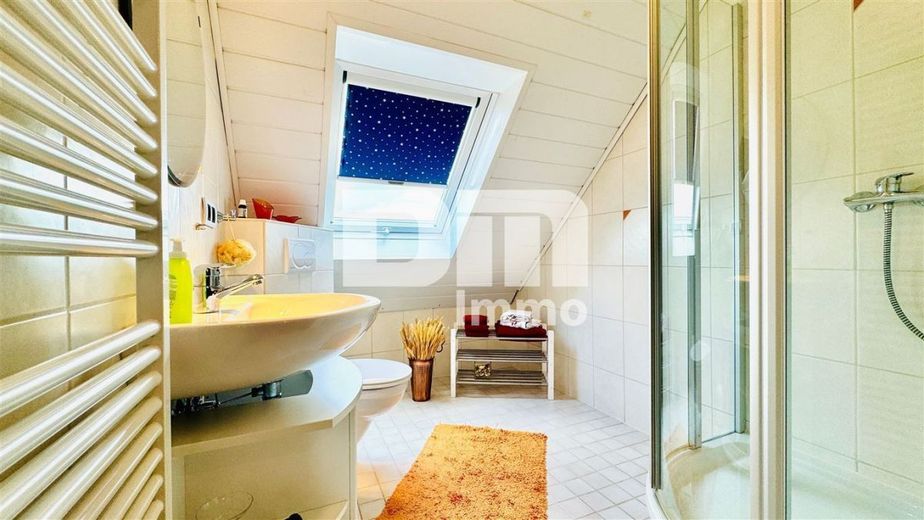 (R)eserviert!Ein- bis Zweifamilienhaus mit 2 Terrassen und Garage – DG Bad / Dusche / Handtuchwärmer