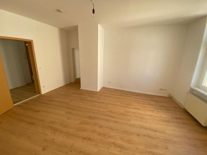 Großzügige 2,5-Raum-Wohnung mit Einbauküche – Wohnzimmer