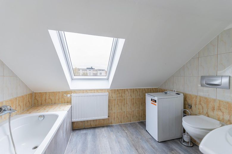 Wunderschöne 3 Zi Dachgeschoss Wohnung mit Balkon und Küche – Bad 2