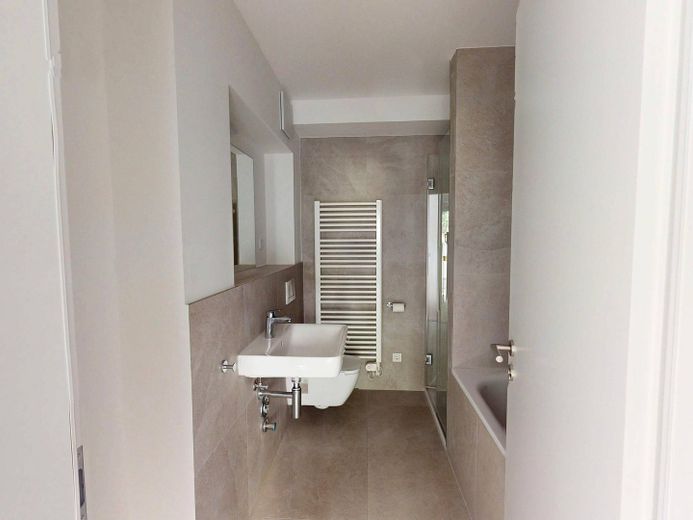 Lichtdurchflutete 3-Zimmer-Wohnung mit EINBAUKÜCHE, BALKON und 2 Bädern – Ansicht I: Bad I
