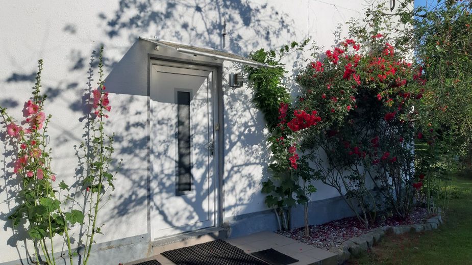 Idyllisches Zweifamilienhaus vor den Toren Stralsunds mit traumhaft großem Garten – Eingang Wohnung 1 