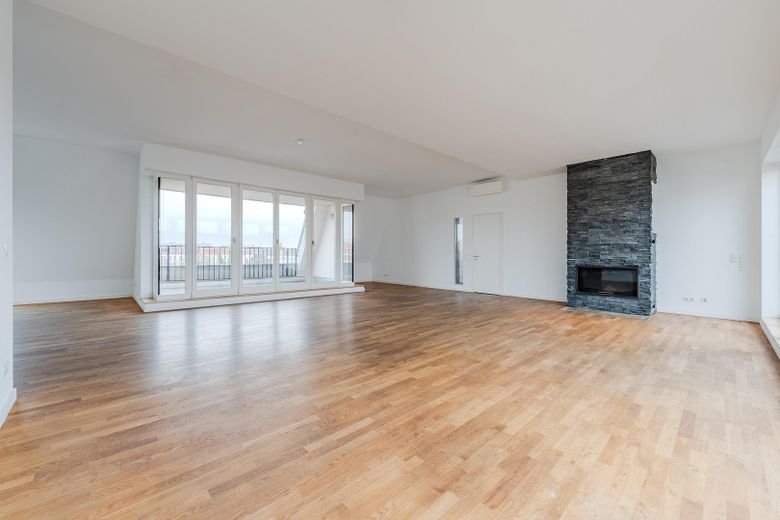 Dachgeschosswohnung direkt am Boxhagener Platz ! 7-Zimmer ! Provisionsfrei ! – Wohnzimmer