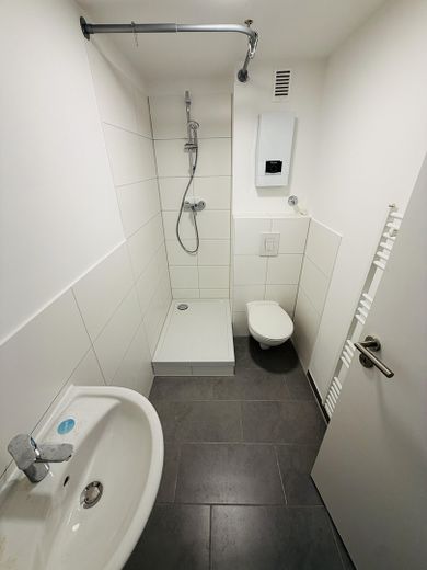 Erstbezug nach Kernsanierung: Modernes 1‑Zimmer‑Apartment mit Duschbad & Keller in Düsseldorf‑Rath – Modernes Duschbad