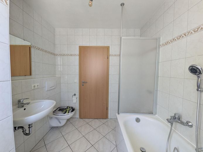 Lichtdurchflutete 3-Zimmer-Wohnung mit Süd-Wintergarten und Waldblick am Ebersberger Forst. – Badezimmer.
