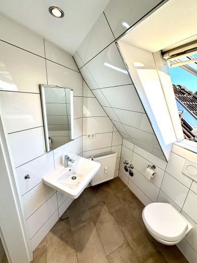 Hochwertig sanierte 4-Zimmer-Maisonette | 110 m² | 2 Bäder | Balkon | ruhige Lage an den Mainwiesen – Bad Dachgeschoss