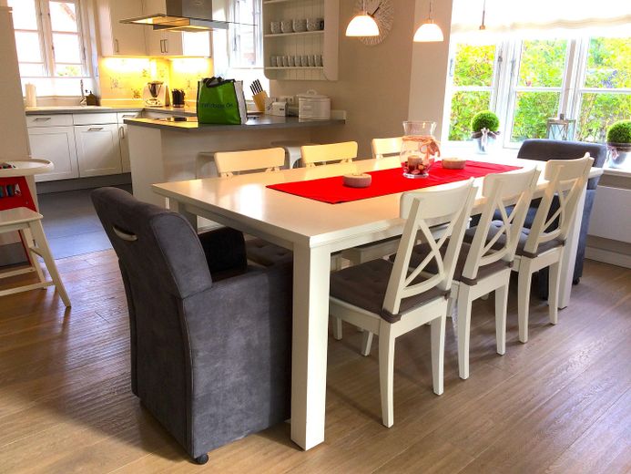 Großer Esstisch vor dem Erker