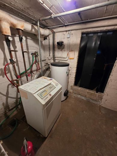 Freistehendes Dornröschen in toller Lage (von privat) – Heizung mit Warmwasser