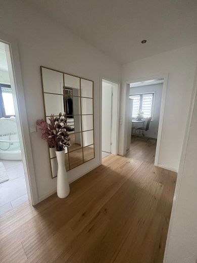Attraktive 3 Zimmer-Wohnung in Göppingen-Haier. Hochwertig saniert- Garage inklusive – Flur