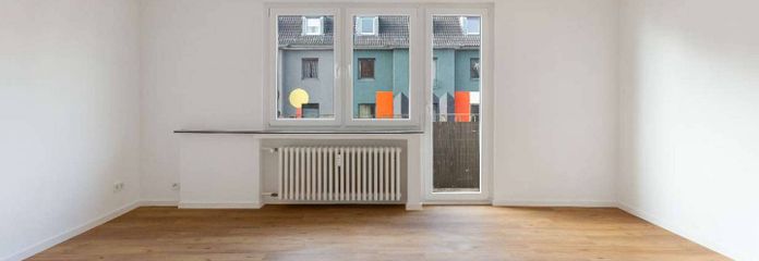 Sanierte 4-Zi.-Whg. mit BALKON und EBK in der Kölner Südstadt – Ansicht I: Wohnzimmer (Muster…