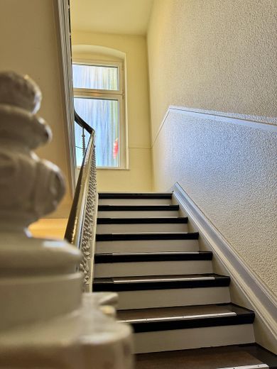 Maisonette de estilo antiguo inundada de luz, con chimenea, aire acondicionado y un ambiente residencial tranquilo – Hausflur EG - Treppe