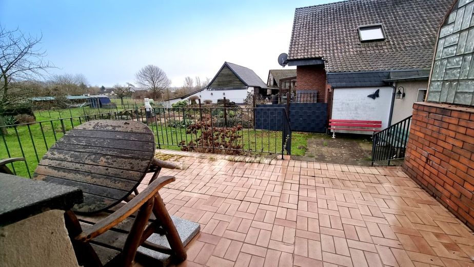 3-Zimmer-Erdgeschosswohnung, große Terrasse, ruhige/zentrale Lage – Terrasse