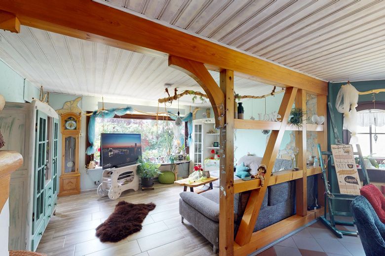 Traumhaus mit Zukunft: Zweifamilienhaus mit Einliegerwohnung, Wärmepumpe & PV-Anlage – Wohnzimmer EG