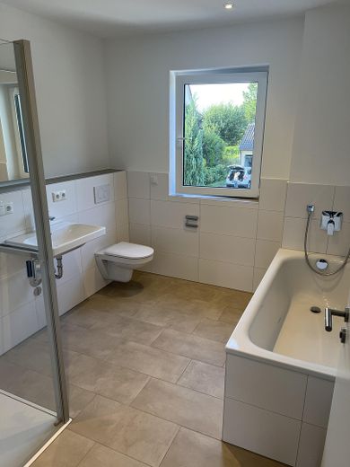 Abitare sentendosi bene: moderno appartamento di 3 locali con balcone – Bad
