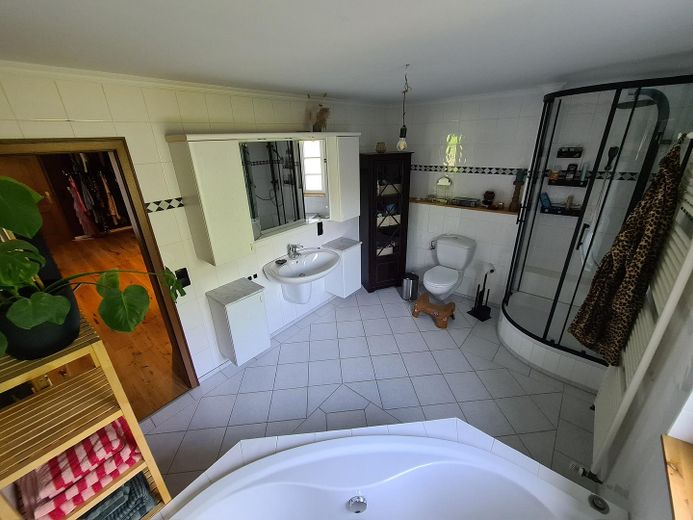 Historisches Bauernhaus mit Galerie, Kamin & Garten - stilvoll saniertes Wohnen mit Charakter – En-Suite-Bad Schlafz. Galerie