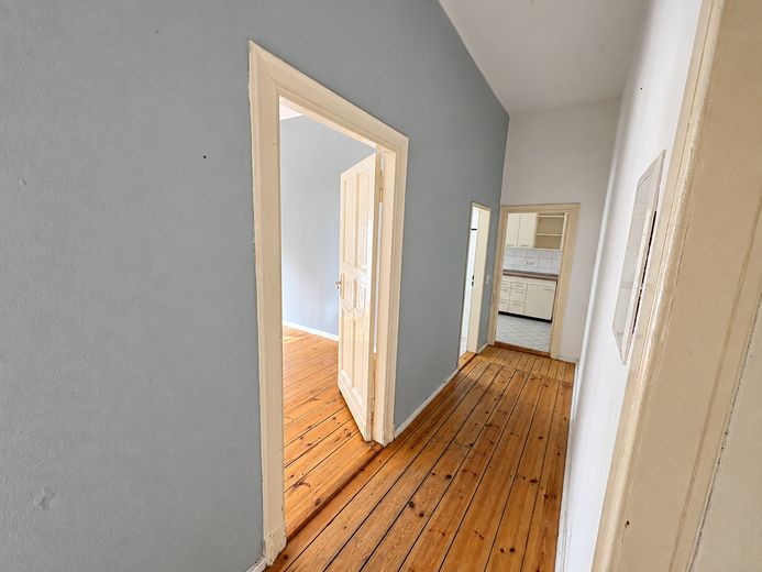 Helle Altbauwohnung mit Balkon – ruhig gelegen & gut angebunden – Flur 