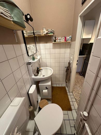 Helle, schöne und gepflegte Altbauwohnung mit Dielenfussboden und Einbauküche – Weisses Bad mit Fenster