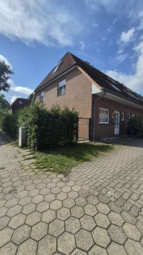 Casa a schiera di testa ben tenuta con giardino recintato e posto auto coperto – Aussen Ansicht 