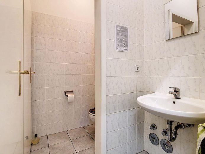 Su apartamento de atelier/familiar en el barrio (dictamen previo favorable sobre cambio de uso) – Derzeitger Waschraum/Toilette
