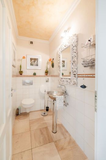 Villa mit Weitblick, Pool, Sauna und Koi-Teich in begehrter Lage von Hochscheid! – Bad im Erdgeschoss