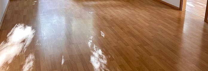 Landsberg’de özel teraslı, küvetli banyo ve yeraltı otoparkı park yeri bulunan rahat 2 odalı zemin kat daire – Wohn- und Essbereich