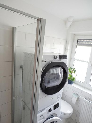 Ekskluzywne, odnowione 3-pokojowe mieszkanie – stylowo umeblowane i gotowe do zamieszkania! – Badezimmer