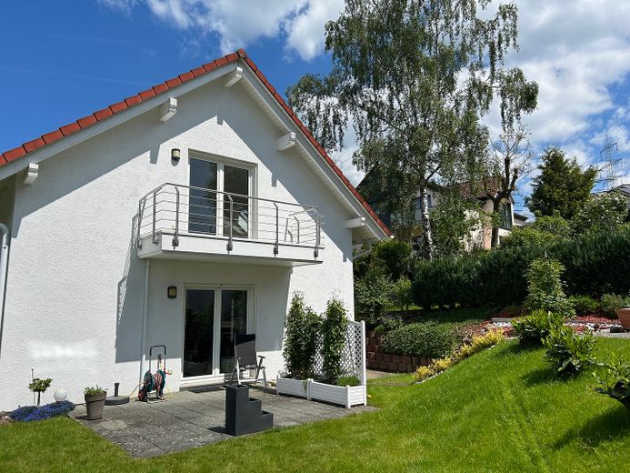 Schöne 2-Zi-Wohnung m.Balkon,Grün-& Blicklage,Kfz-Stellplatz,Keller.Am Schäfersberg-Niedernhausen – Außenansicht mit Balkon