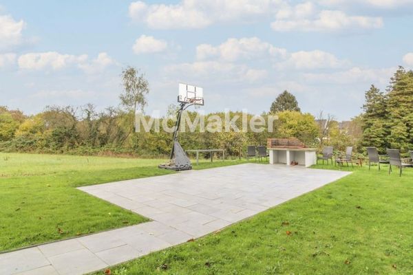 Elegante appartamento di 4 locali con balcone, posto auto e ampio spazio verde