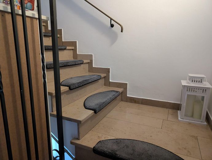 Gepflegte 6 Zimmer 152 qm DDH mit Garage und Garten in 91088 Bubenreuth – Treppe ins OG