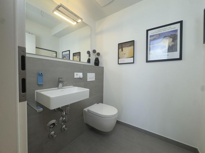 Penthouse im Staffelgeschoss mit großzügigem Wohnbereich, Balkon und hochwertiger Ausstattung – Gäste WC