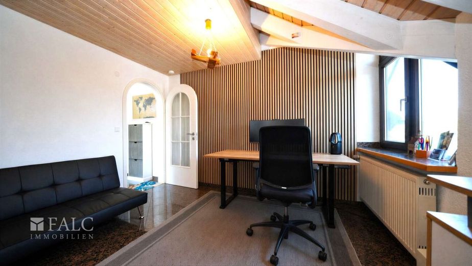 Traumhafte 5-Zimmer Maisonette-Wohnung mit offener Galerie und 2 Stellplätzen! - FALC Immobilien – Bürozimmer