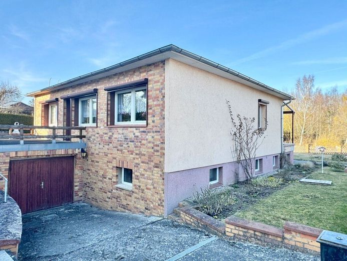 HORN IMMOBILIEN ++ ein großes Haus mit großem Grundstück und voll unterkellert in Strasburg (Uckerm) – Hausansicht linke Seite