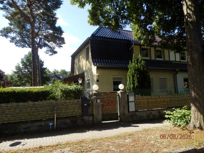modernisierte Doppelhaushelfte mit zwei Wohnungen auf 403,50 qm Grundstück mit Garage – Frontansicht