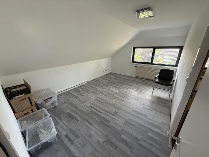 137 m² Maisonette im Zweifamilienhaus – 4 Zimmer, große Wohnküche, 2 Bäder & eigener Eingang – Kinderzimmer/Büro 1