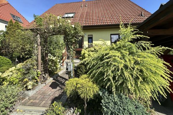 Çok amaçlı kullanılabilen, ayrı girişli daireli müstakil ev, büyük bahçe, üzeri kapalı havuz, çift araçlık carport