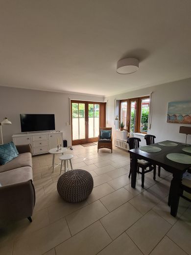 Lichtdurchflutete 3-Zi.-EG-Wohnung in Strandnähe in Pelzerhaken – Wohnzimmer