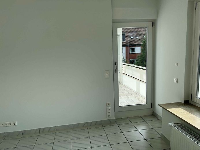 Uso proprio/investimento: edificio plurifamiliare completamente ristrutturato a regola d’arte, con 3 unità abitative di pregio su 4 piani – Wohnzimmer 1. OG