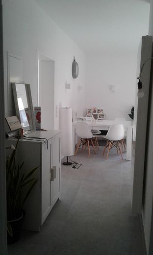 Charmante 2-Zimmer-Wohnung am Taunus – Flur mit Blick in Wohnküche