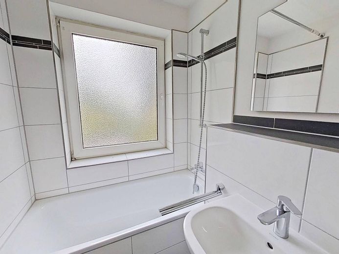 Großzügige 3-Zi.-Whg. mit BALKON in ruhiger Wohnlage – Ansicht I: Bad