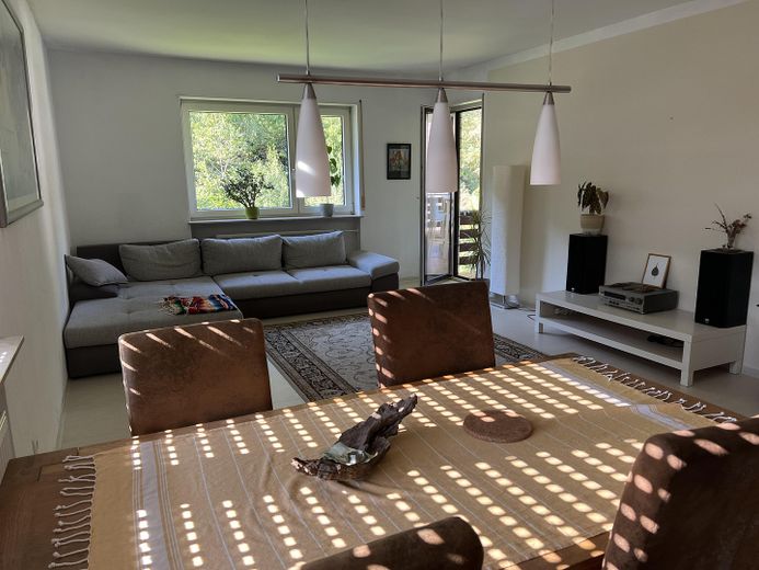 Charmante 4‑ZKB im Grünen mit Einbauküche, Glasfaser, viel Licht & riesigem Gartenanteil. – Wohn-/ Esszimmer
