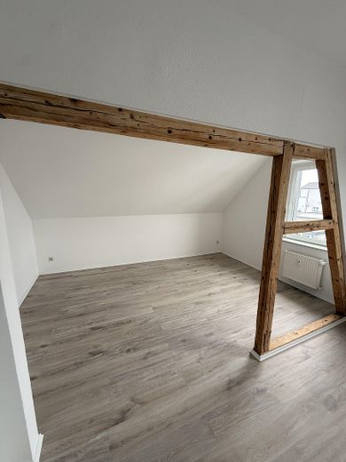 Schöne große Maisonette-Wohnung im 2-Parteien-Haus — 3 Zimmer + ausgebautes Dachgeschoss – Wohn- und Essbereich