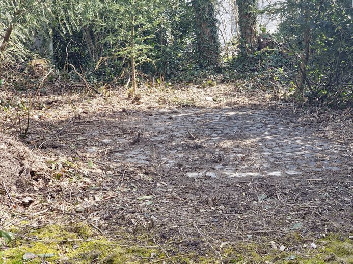 Gran parcela (con edificio existente) en Kelkheim-Fischbach, de particular – Gepflastertes Gartenrondell