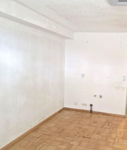 Appartamento monolocale parzialmente ristrutturato in una posizione residenziale molto richiesta! – Wohnzimmer
